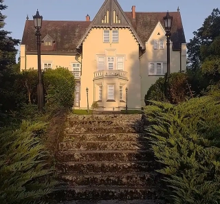 Gartentreppe zum historischen Gebäude im Arboretum von Szeleste