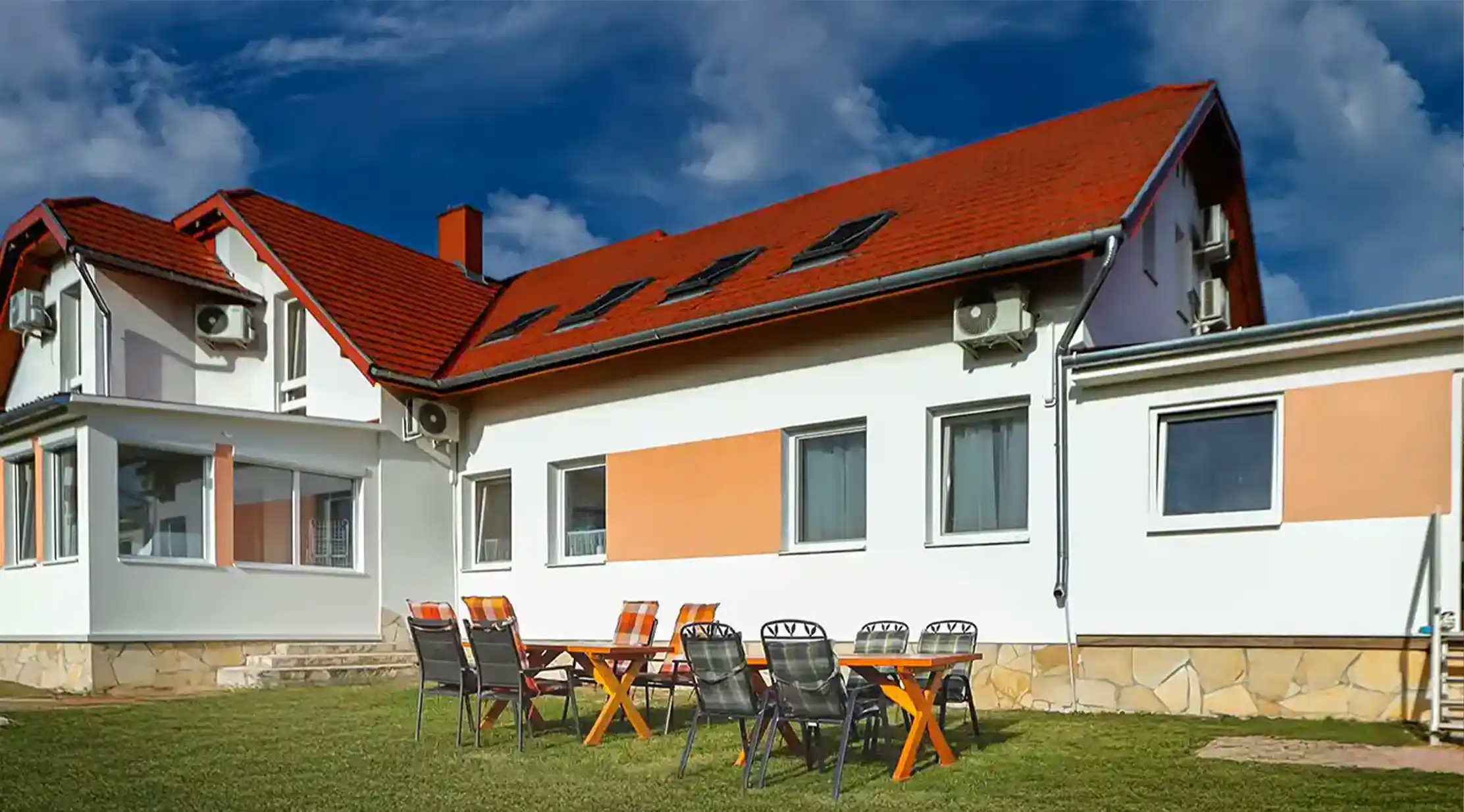 Außenansicht des Anna Gästehauses mit Garten. Der gepflegte Außenbereich und das großzügige Gelände des Anna Gästehauses bieten eine komfortable Unterkunft für Familien, Freundesgruppen und kleinere Gruppen.
