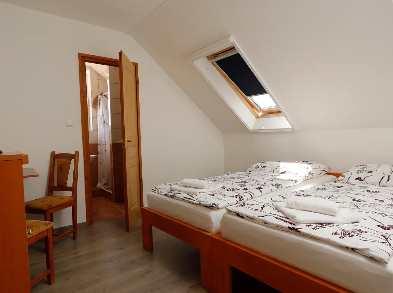 Doppelzimmer mit eigenem Badezimmer und Dachfenster im Anna Gästehaus.