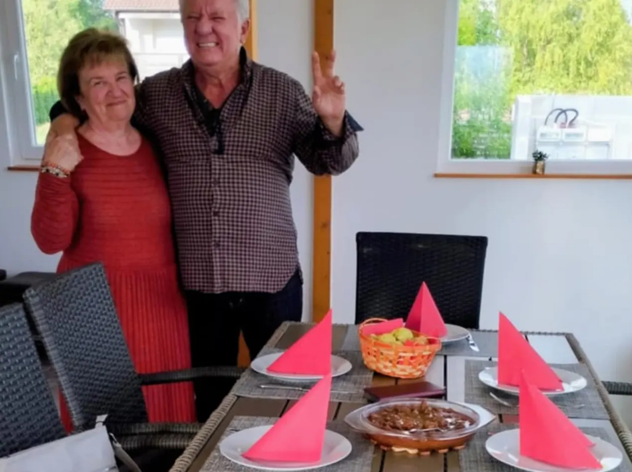 Gemütliches gemeinsames Essen an einem gedeckten Tisch mit Gästen auf der Terrasse des Anna Gästehauses.