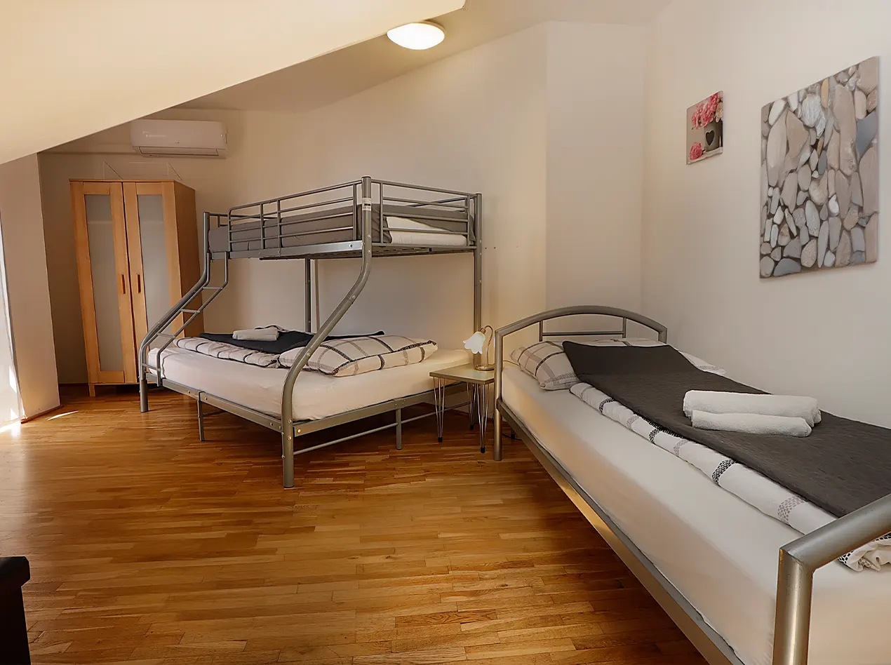 Geräumiges Gästezimmer mit Etagenbett und separatem Schlafplatz im Anna Gästehaus.