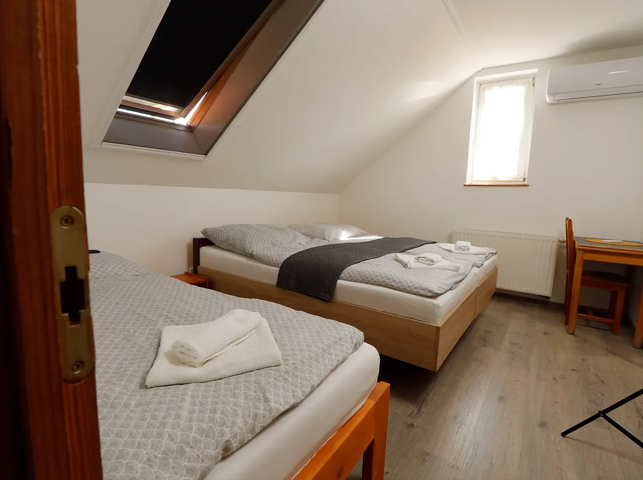 Geräumiges Gästezimmer im Dachgeschoss mit mehreren Schlafplätzen und hellem Innenraum im Anna Gästehaus.