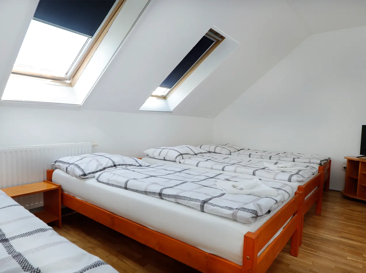 Helles Mehrbettzimmer mit Dachfenstern im Anna Gästehaus.