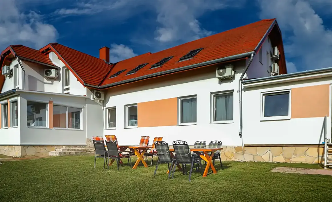 The garden and shared outdoor area at Anna Guesthouse in Szeleste, with tables and chairs for groups of friends and smaller groups. Shared Outdoor Area with Direct Garden Access