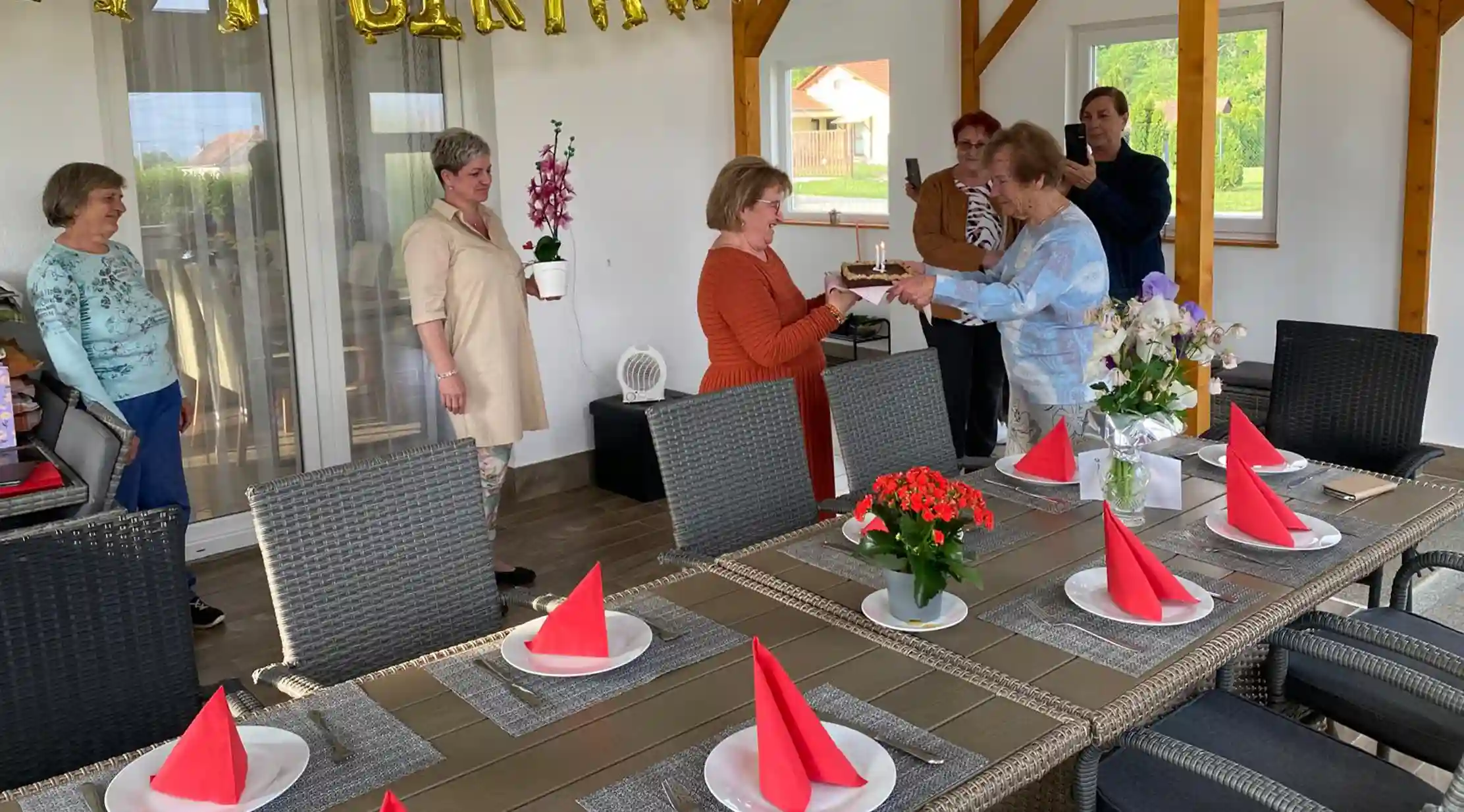 Megterített közös étkezőhely az Anna Vendégházban családi alkalmakhoz és baráti találkozókhoz Szelestén